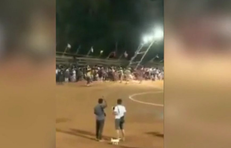 Η σοκαριστική στιγμή που καταρρέει αυτοσχέδια εξέδρα με χιλιάδες ανθρώπους σε αγώνα ποδοσφαίρου