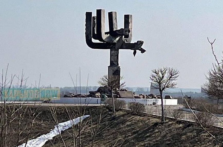 Πόλεμος στην Ουκρανία: Οι ρωσικοί βομβαρδισμοί κατέστρεψαν μνημείο του Ολοκαυτώματος στο Χάρκοβο