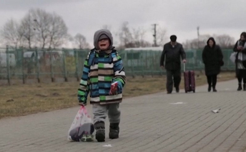 Συγκλονιστικό βίντεο από την Ουκρανία: Παιδί περνάει μόνο τα σύνορα κλαίγοντας με λυγμούς