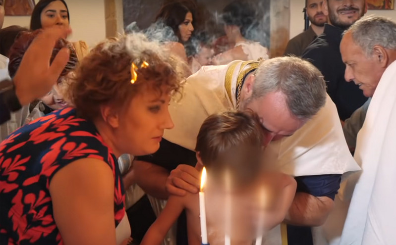Κρήτη: «Γελάσαμε πολύ» &#8211; Τι λέει η νονά που κάηκαν τα μαλλιά της στη βάφτιση
