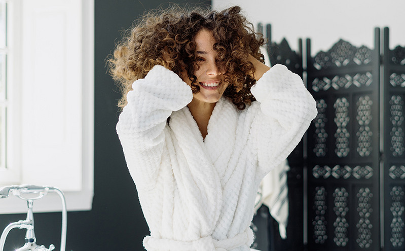 Περιποίηση μαλλιών: Πώς να τα διατηρήσετε υγιή μόνο με το σαμπουάν σας
