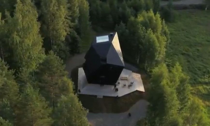 Το μυστηριώδες σκοτεινό αντικείμενο μέσα στο δάσος είναι ένα τριώροφο σπίτι