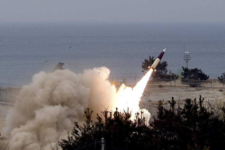 Βόρεια Κορέα: Ο Κιμ Γιονγκ Ουν θριαμβολογεί για την εκτόξευση «νέου τύπου» διηπειρωτικού βαλλιστικού πυραύλου