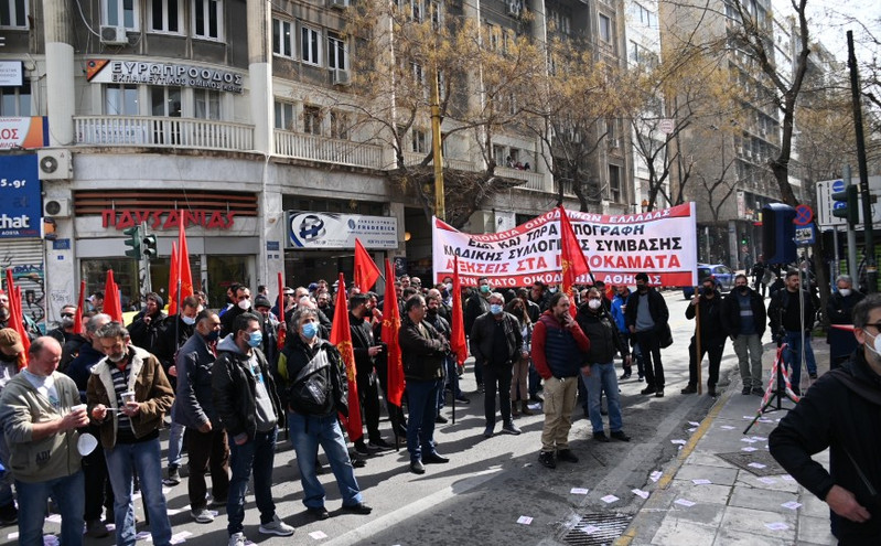 Εικόνες από τη διαμαρτυρία απεργών οικοδόμων στο κέντρο της Αθήνας