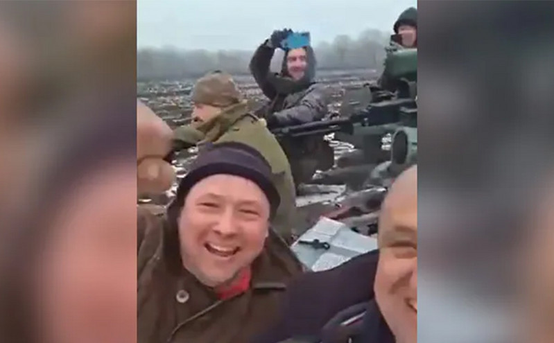 Πόλεμος στην Ουκρανία: Viral βίντεο με Ουκρανούς να ανεβαίνουν σε ρωσικό τανκ για βόλτα &#8211; «Τα καταφέραμε»
