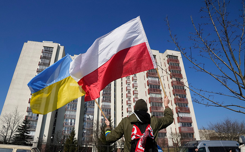 Μπλόκο της Πολωνίας στους λογαριασμούς της ρωσικής πρεσβείας στη Βαρσοβία