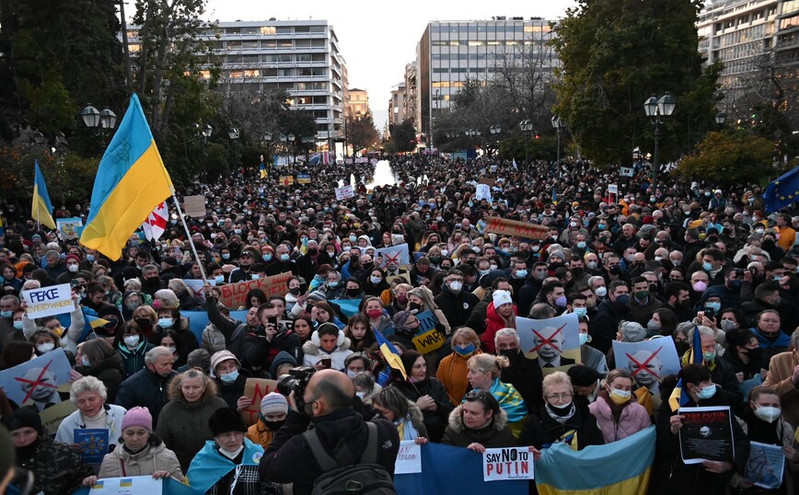 Πόλεμος στην Ουκρανία: Χιλιάδες κόσμου στο Σύνταγμα κατά της ρωσικής εισβολής &#8211; Εικόνες από τη συγκέντρωση