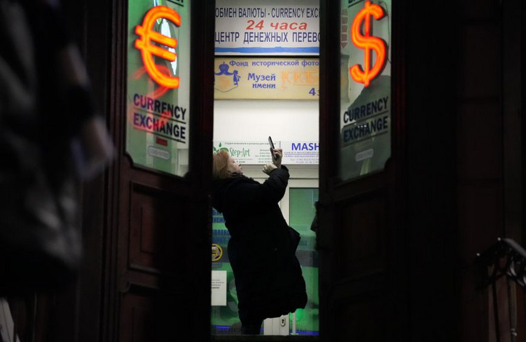 Πόλεμος στην Ουκρανία: Η Κεντρική Τράπεζα της Ρωσίας παίρνει μέτρα στήριξης της οικονομίας