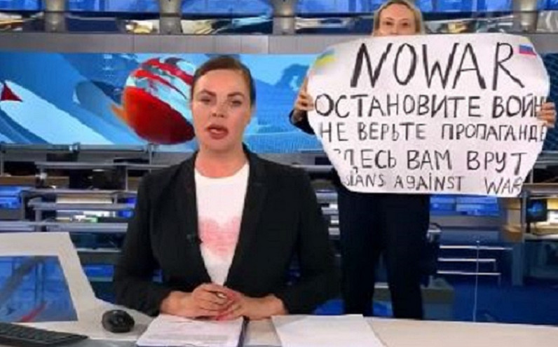 Μαρίνα Οβσιάνικοβα: Ανταποκρίτρια της γερμανικής Die Welt γίνεται η ρωσίδα δημοσιογράφος με το αντιπολεμικό πλακάτ