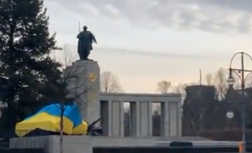 Με ουκρανικές σημαίες είχαν καλυφθεί τα τανκς του Σοβιετικού Μνημείου στο Βερολίνο