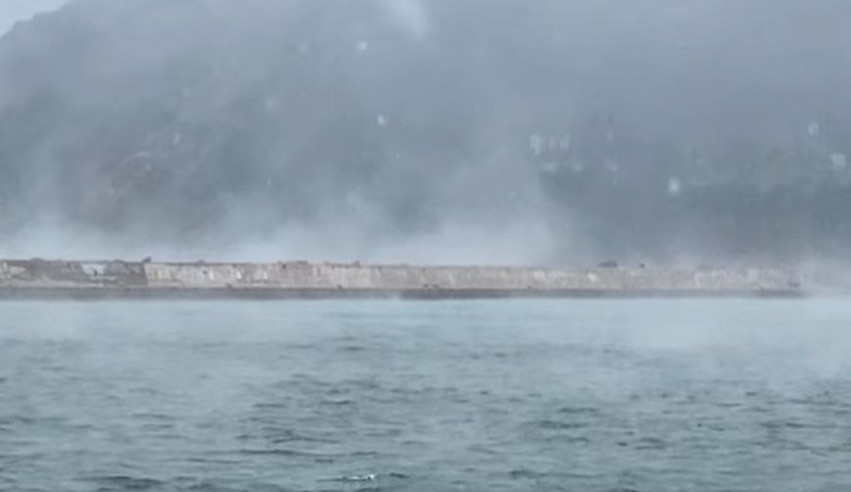 Κακοκαιρία Φίλιππος &#8211; Εντυπωσιακό φαινόμενο: Η θάλασσα «αχνίζει» καθώς χιονίζει στη Σκόπελο