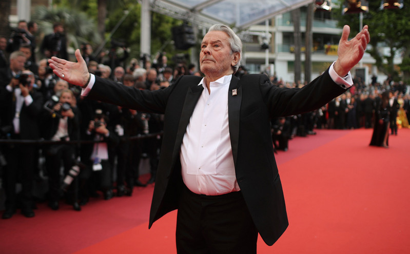 Alain Delon: Ο bon viver του γαλλικού σινεμά και οι σεξιστικές και ομοφοβικές δηλώσεις του που σόκαραν τον κόσμο