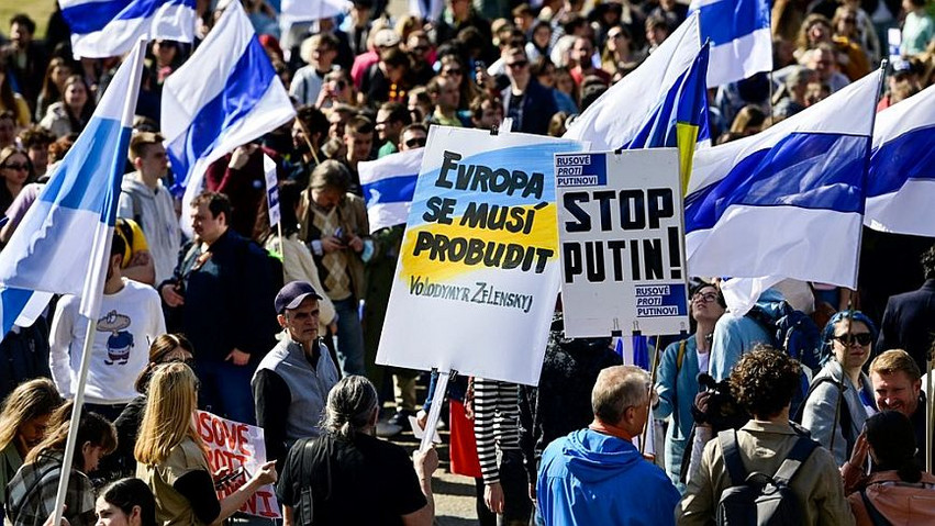 Τσεχία: Χιλιάδες Ρώσοι διαδήλωσαν στην Πράγα κατά του Πούτιν