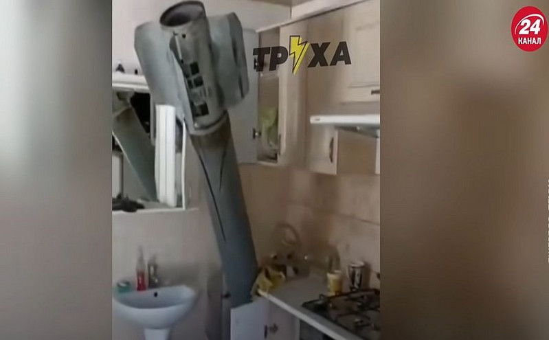 Τρομακτική εικόνα στην Ουκρανία: Πύραυλος καρφώθηκε στο ντουλάπι της κουζίνας