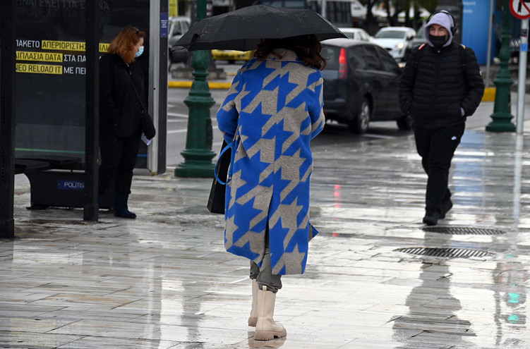 Με ομπρέλες και κασκόλ εν μέσω άνοιξης &#8211; Φωτογραφίες από το κέντρο της Αθήνας