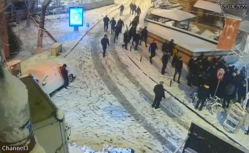 Ο χιονοπόλεμος στην Κωνσταντινούπολη πήρε άσχημα τροπή με γροθιές, κλωτσιές και… σφαίρες