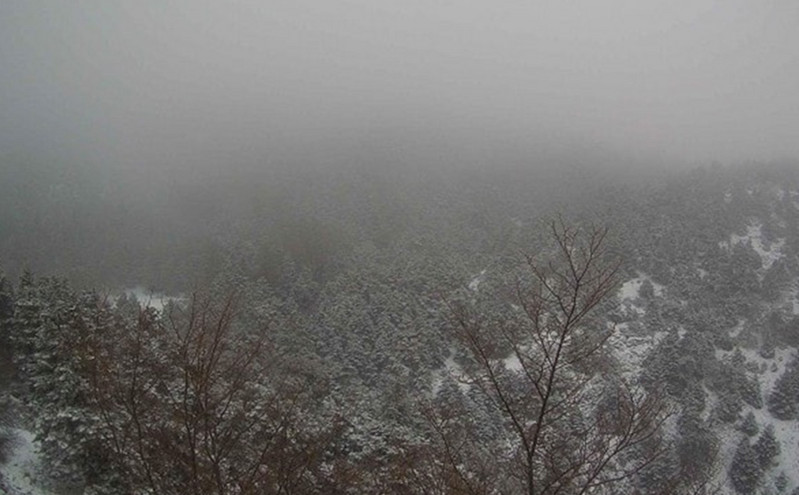 Κακοκαιρία Φίλιππος: Ξεκίνησε να χιονίζει στην Πάρνηθα