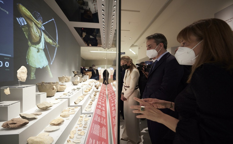 Στο νέο αρχαιολογικό μουσείο Χανίων ο Μητσοτάκης &#8211; Συγκινήθηκε βλέποντας τη συλλογή των γονέων του
