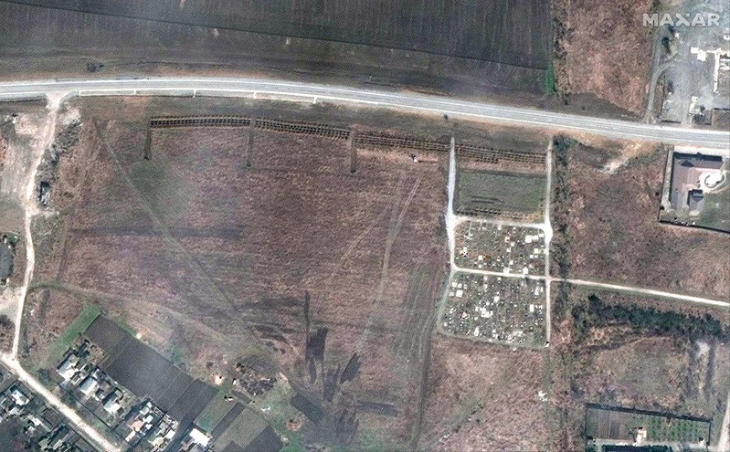 Δορυφορικές εικόνες δείχνουν έναν μαζικό τάφο κοντά στη Μαριούπολη