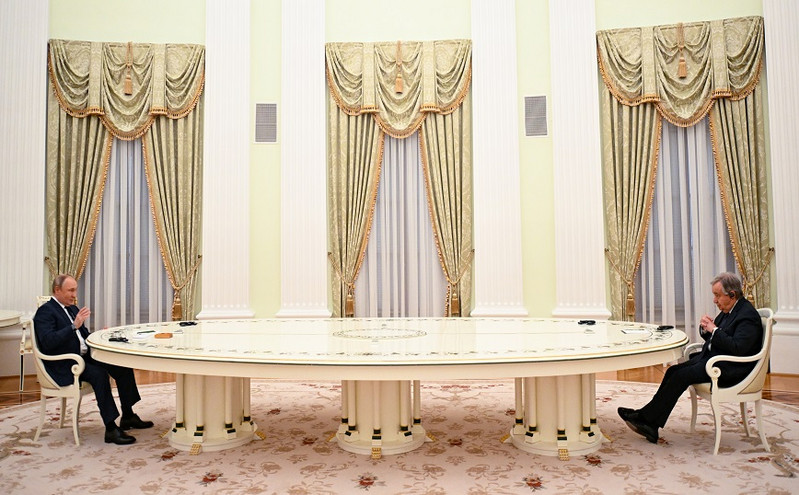Πούτιν: Περίμενε τον Γκουτέρες στο ίδιο μακρύ τραπέζι που υποδέχτηκε Σολτς και Μακρόν