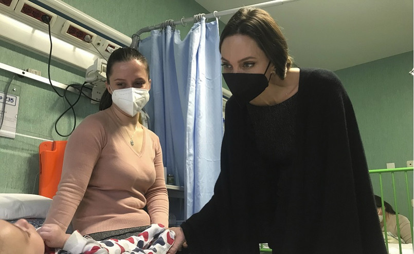 Αντζελίνα Τζολί: Επίσκεψη σε νοσοκομείο με παιδιά από την Ουκρανία &#8211; «Προσεύχομαι να τελειώσει ο πόλεμος»
