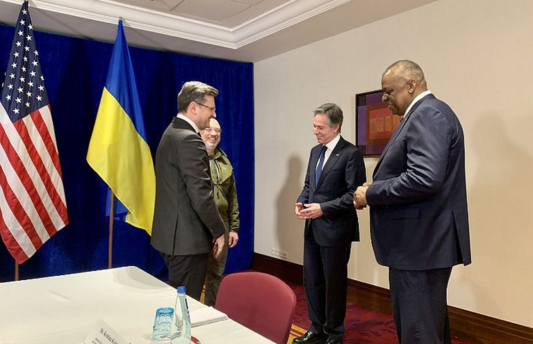 Ουκρανία: Έφτασαν στο Κίεβο οι υπουργοί Εξωτερικών και Άμυνας των ΗΠΑ