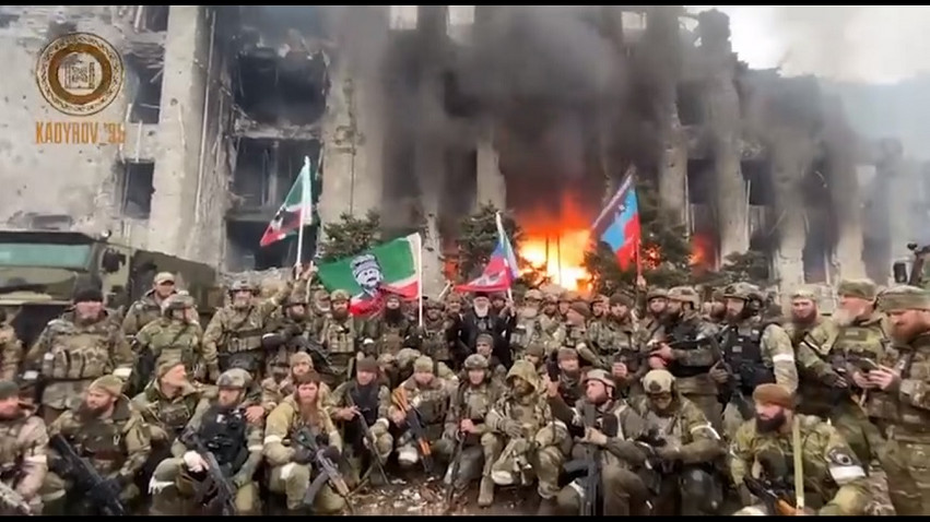 Πόλεμος στην Ουκρανία: Οι Τσετσένοι πολεμιστές του Καντίροφ πανηγύρισαν μπροστά από καμμένα κτίρια στη Μαριούπολη