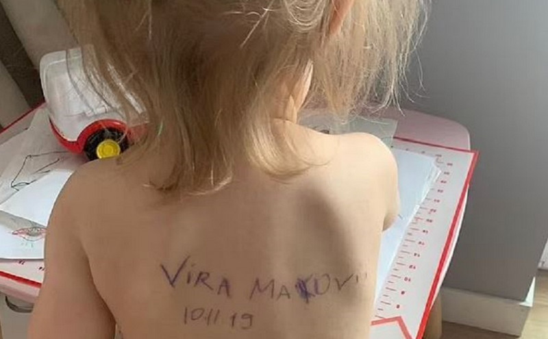 Πόλεμος στην Ουκρανία: Έγραψε τα στοιχεία της οικογένειας στη πλάτη της κόρης της σε περίπτωση που χωριστούν ή σκοτωθεί