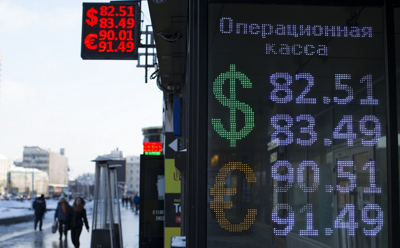 Ρωσία: Πλήρωσε σε ρούβλια τους τόκους των χρεών που τρέχουν σε δολάρια