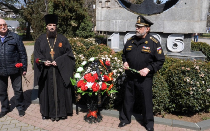 Πόλεμος στην Ουκρανία: Στεφάνι «για το πλοίο και τους ναύτες» σε τελετή στη Σεβαστούπολη