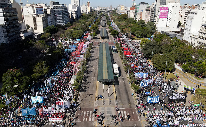 Αργεντινή: Καλπάζει ο πληθωρισμός – Χιλιάδες άνθρωποι βγήκαν στους δρόμους
