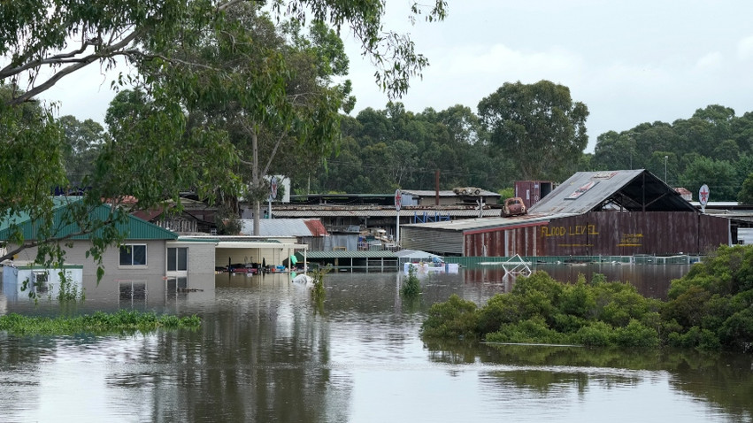 Αυστραλία: Η θεωρία συνωμοσίας για τις πλημμύρες στη χώρα και οι απειλές σε αεροπορική εταιρεία