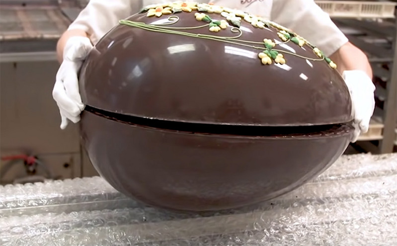 Πώς φτιάχνεται ένα σοκολατένιο αυγό 6 κιλών που κοστίζει πάνω από 500 ευρώ