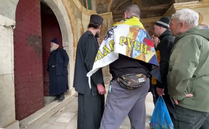 Καταγγελία από τον ηγούμενο της Μονής Εσφιγμένου στο Άγιο Όρος: «Ρώσοι υπερεθνικιστές με λάβαρα στο υπό κατάληψη κτήριο»