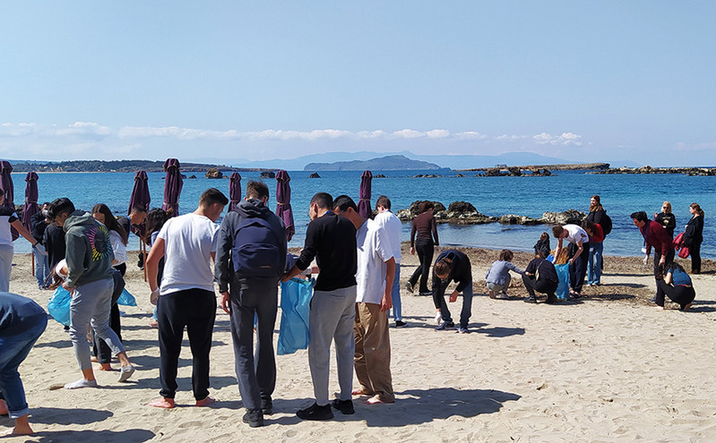 Χανιά: Μαθητές από πέντε χώρες μάζεψαν από την παραλία 100 κιλά σκουπίδια &#8211; «Ο πλανήτης θέλει πολλή δουλειά»