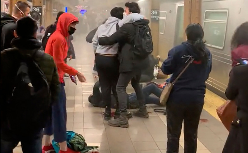 Νέα Υόρκη: Συνελήφθη ο άνδρας που άνοιξε πυρ στο μετρό &#8211; Το βίντεο ντοκουμέντο που τον δείχνει να μπαίνει στο σταθμό