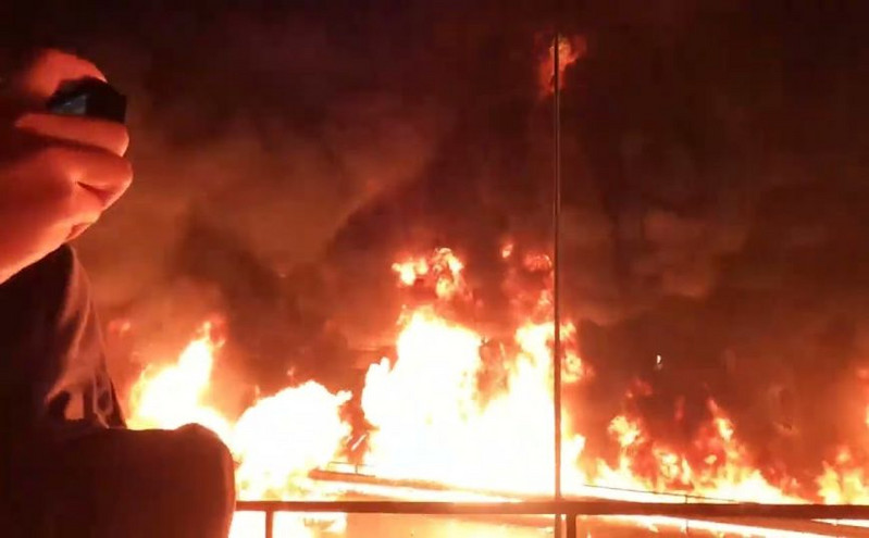 Πάσχα: Για ακόμη μία φορά μπήκαν φωτιές στους δρόμους του Νέου Κόσμου μετά την Ανάσταση