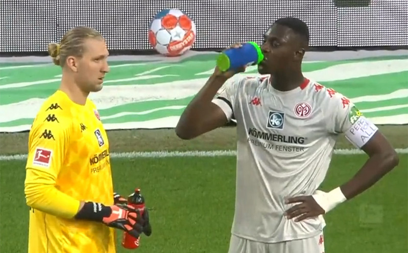 Bundesliga: Διαιτητής διέκοψε αγώνα για να πιει νερό παίκτης που τηρούσε το Ραμαζάνι