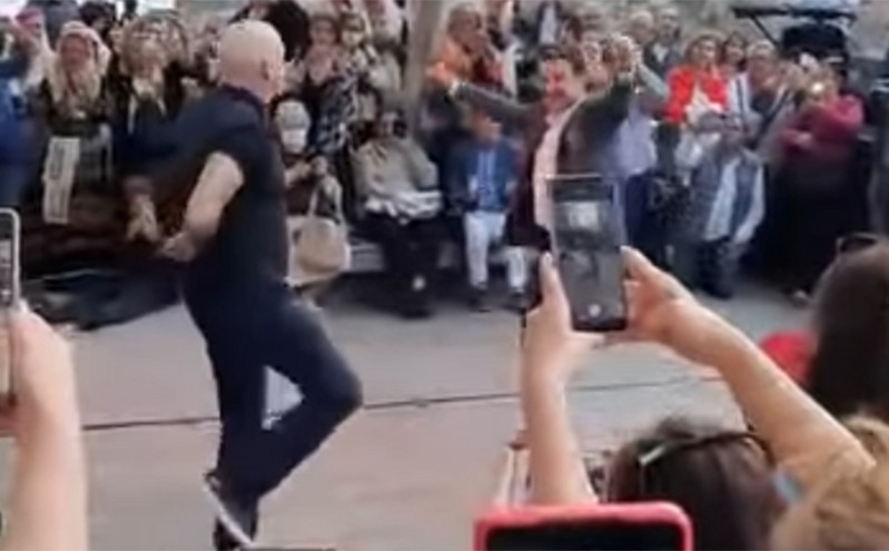 Γιώργος Παπανδρέου: Χόρεψε ζεϊμπέκικο σε συνέδριο στην Αλικαρνασσό – Δείτε βίντεο