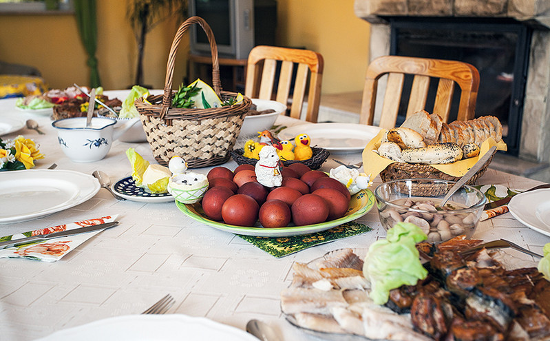 Πάσχα: Τι πρέπει να έχει το τραπέζι για να είναι τέλειο &#8211; Συμβουλές από έναν σεφ