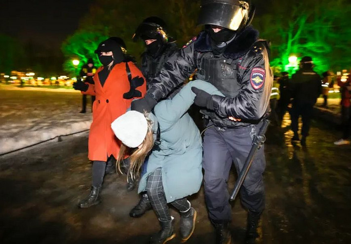 Ρωσία: Περισσότερες από 200 συλλήψεις σε αντιπολεμικές διαδηλώσεις σε όλη τη χώρα