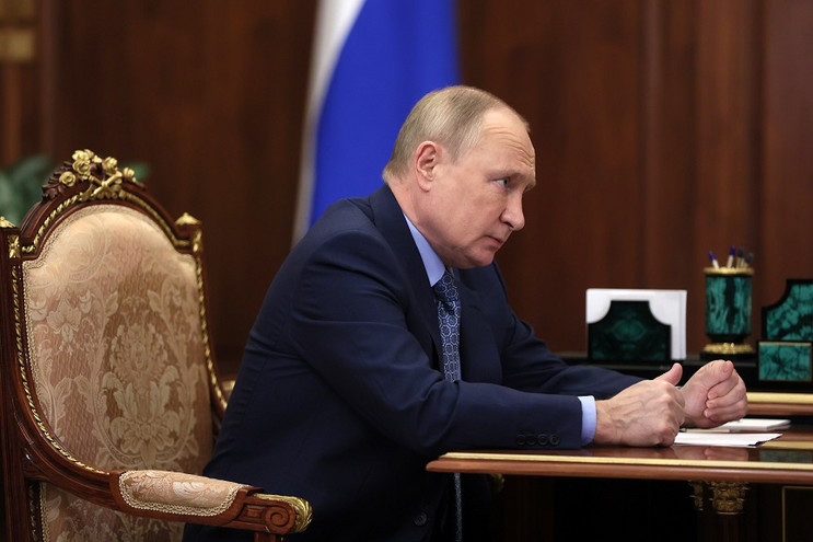 Ο πρόεδρος της Ρωσίας Βλαντίμιρ Πούτιν διαμηνύει πως η περίοδος της συνεργασίας της χώρας του με τη Δύση τελείωσε