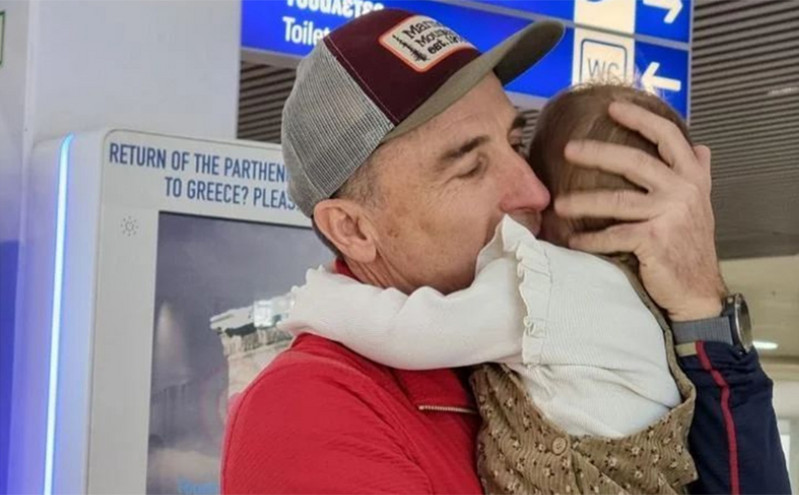 Αντώνης Συκάρης: Η τελευταία σφιχτή αγκαλιά με την εγγονή του πριν φύγει για το Νεπάλ