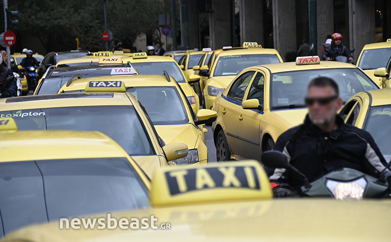 Γέμισε με τα ταξί το κέντρο της Αθήνας: Διαμαρτυρία των οδηγών έξω από το υπουργείο Οικονομικών