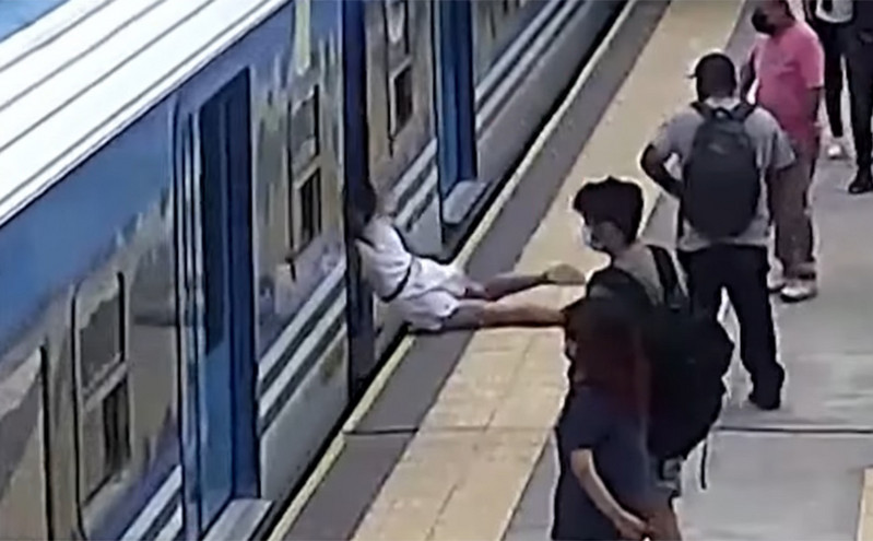 Σοκαριστικό βίντεο: Λιποθύμησε, έπεσε στις γραμμές του τρένου και σώθηκε από θαύμα