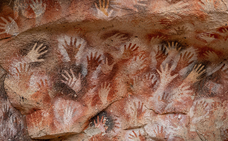 Αργεντινή: Η ανατριχιαστική «σπηλιά των χεριών» με αποτυπώματα χεριών και τοιχογραφίες 10.000 ετών