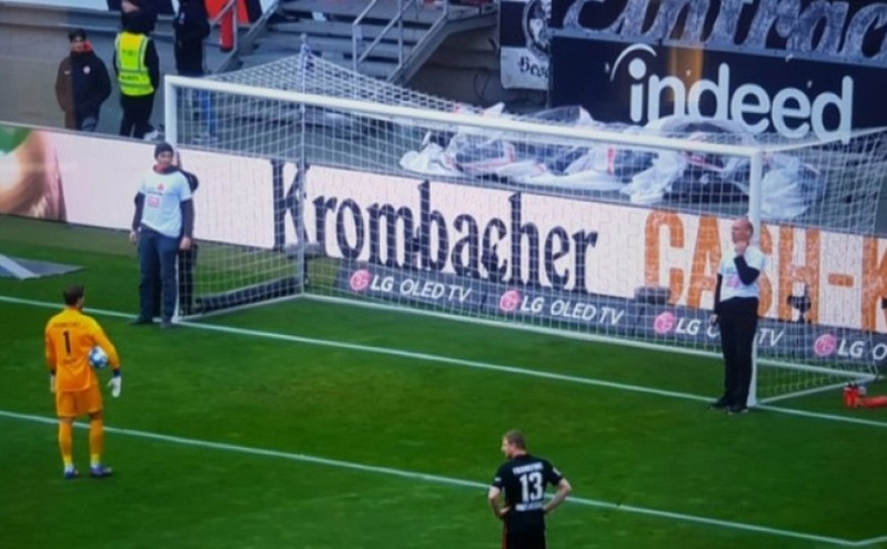 Bundesliga: Ακτιβιστές δέθηκαν στα δοκάρια στο Άιντραχτ Φρανκφούρτης &#8211; Φράιμπουργκ