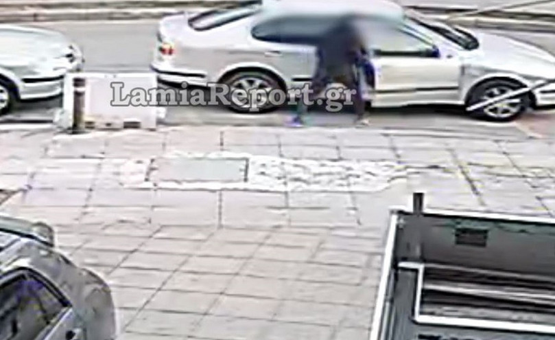 Λαμία: Κάμερα έκανε τσακωτό κλέφτη που άρπαξε τσαντάκι μέσα από αυτοκίνητο