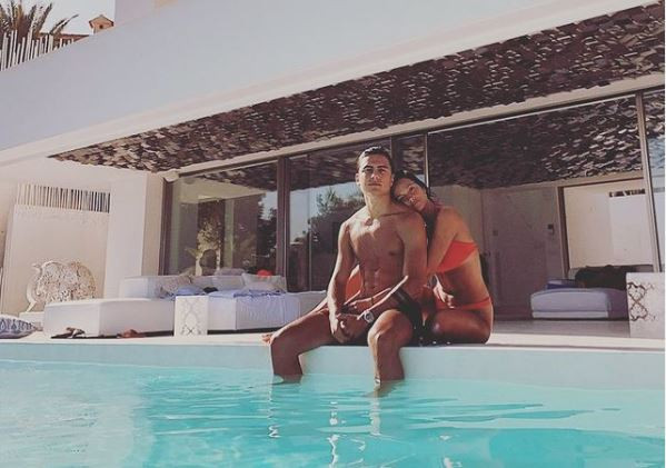 Πάουλο Ντιμπάλα: Η σύντροφος του φωτογραφήθηκε γυμνή για το νέο της τραγούδι