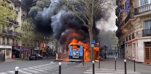 Αναστάτωση στο Παρίσι: Πυκνοί μαύροι καπνοί στον ουρανό &#8211; Λεωφορείο έπιασε φωτιά